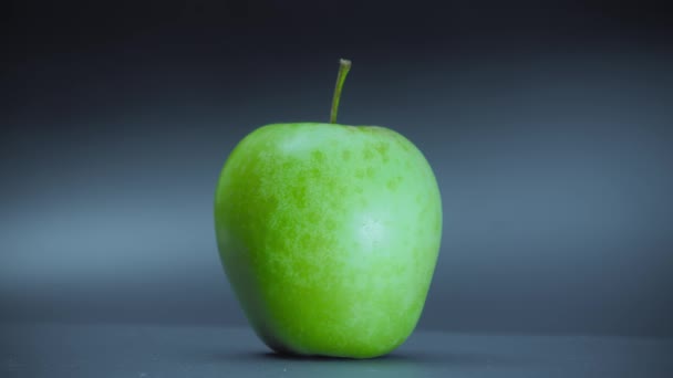 Pomme verte réaliste tournant sur fond noir — Video