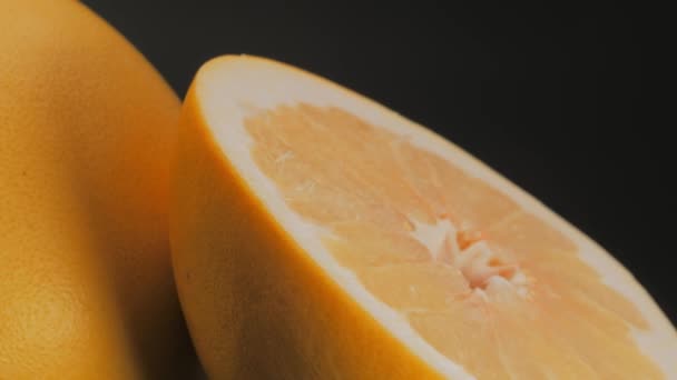 Frutas torcidas de pomelo anaranjado, pasta de lima anaranjada de cierre giratorio. — Vídeo de stock