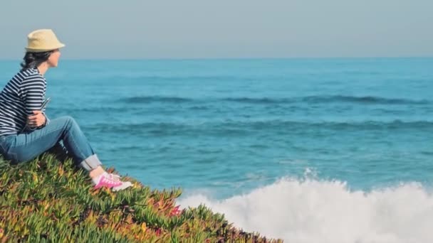 Romantická žena hledící na horizont se zápisníkem na letní pláži — Stock video
