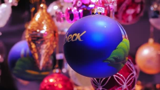 Karácsonyi dekoráció Lubeck nyomtatással. Városkapu kilátás a karácsonyi dekoráció. — Stock videók