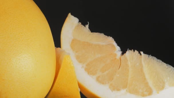 Pomelo fruit, orange lith pulp rotating closeup — Stock Video