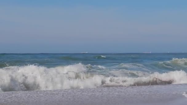 Tropikalna piaszczysta plaża i niebieski ocean — Wideo stockowe