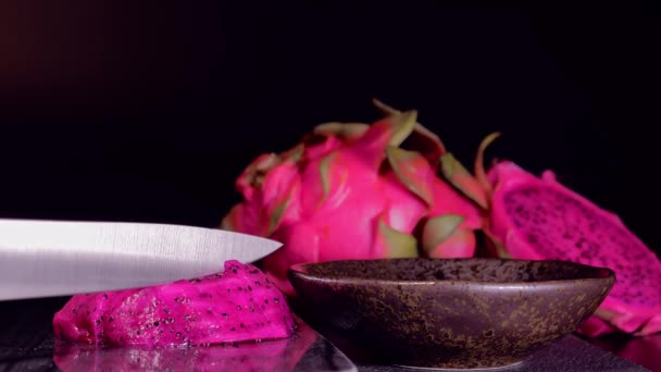 Cortar uma fruta fresca suculenta do dragão de Pitahaya — Vídeo de Stock