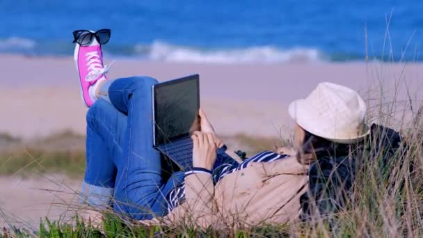 Koncepcja wolnego strzelca, kobieta pracująca w notatniku na plaży — Wideo stockowe