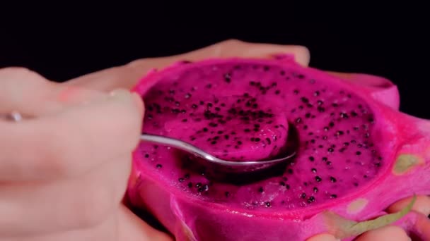 Äta Drakfrukt eller pitaya med en sked i kvinnliga händer — Stockvideo