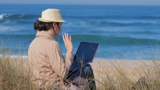 Boldog nő kommunikál online barátaival a napos strandon — Stock videók