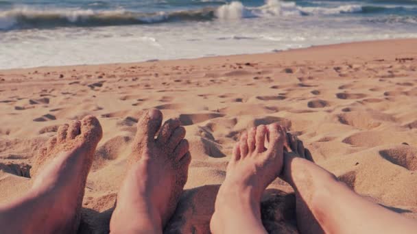 Pernas masculinas e femininas sobre fundo de praia de verão, conceito romântico — Vídeo de Stock
