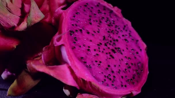 Κοπή Pitahaya, dragonfruit, περιστροφή σε κοντινό πλάνο — Αρχείο Βίντεο