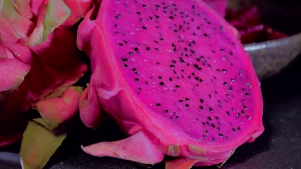 Κοπή Pitahaya, dragonfruit, φέτες φρούτων σε ένα πιάτο, close-up — Αρχείο Βίντεο