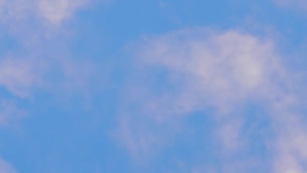 Lucht achtergrond met kleine wolken — Stockvideo