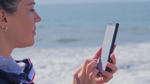 Жінка вводить повідомлення балачки на мобільний телефон — стокове відео