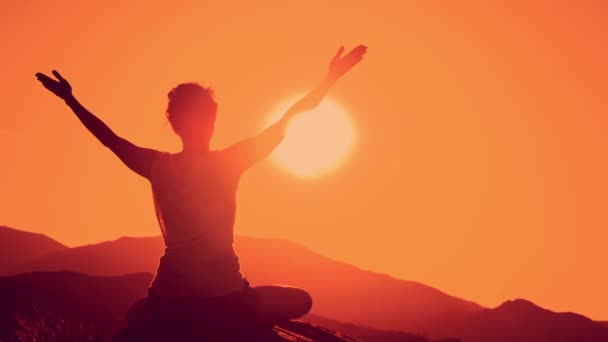 Yoga en las montañas al atardecer, mujer meditando tira de sus manos al sol — Vídeos de Stock