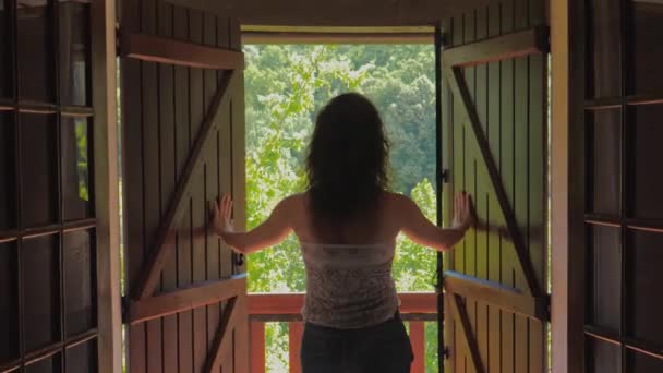 Γυναίκα στο υπνοδωμάτιο άνοιγμα κουρτίνες και παράθυρο — Αρχείο Βίντεο