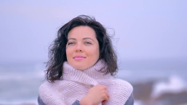 Porträt einer stilvollen Frau mit weißem Schal, die Hände wärmt — Stockvideo