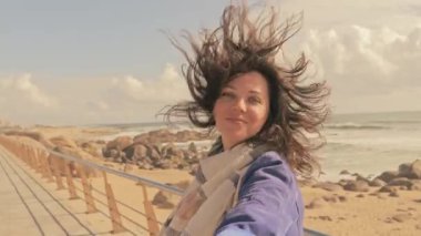Beni izleyin konsept. Deniz kenarında erkeğin elini tutan kadın.