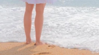 Plaj gezisi, kumsalda beyaz elbiseli kadın..