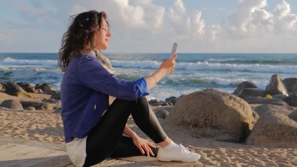 Genç bayan turist akıllı telefondan selfie çekiyor. — Stok video