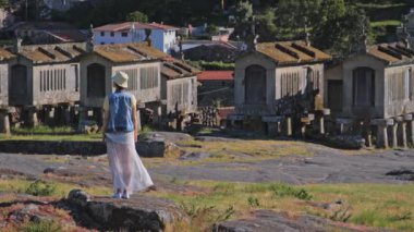 Peneda Geres Parkı 'ndaki Soajo yerleşimindeki kadın turist..