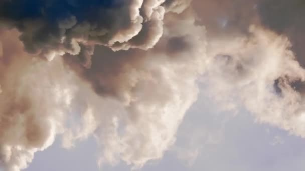 Giftige wolken in de lucht na de explosie van een chemische fabriek verlicht van onderen — Stockvideo