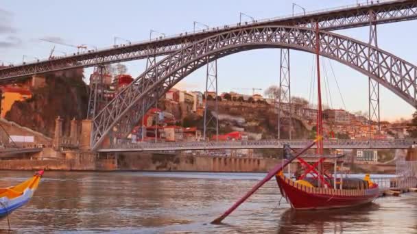 Старовинний міський пейзаж і міст Луїс спочатку на річці Дуро з традиційними човнами рабело, Порту.. — стокове відео