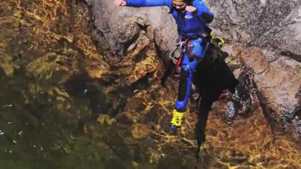 Happy Tourist Kid nurkowanie do jeziora górskiego wodospadu — Wideo stockowe