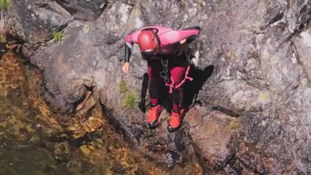 Skupina turistických dětí s instruktorem potápění do jezera horského vodopádu — Stock video