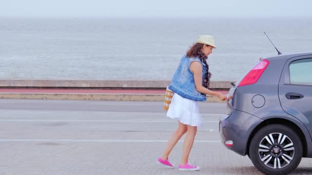 Mujer viaja en coche, viajes de verano . — Vídeo de stock