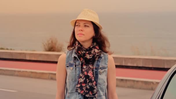 Mulher viajante de chapéu com mapa nas mãos, perdendo-se em viagem — Vídeo de Stock