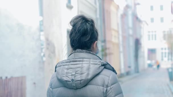 Frau in Stadtstraße wendet sich mit Mundschutz an die Kamera — Stockvideo