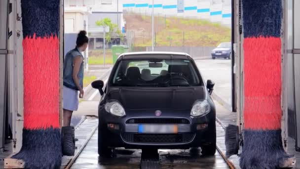 Conductor preparándose para un viaje después del lavado de autos — Vídeo de stock