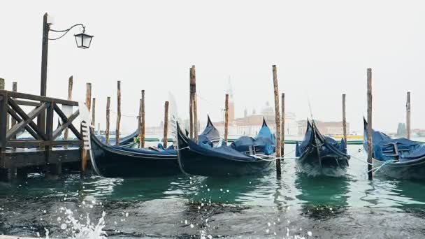 Koronawirus 2019-nCoV we Włoszech. Weneckie łodzie na San Marco, Wenecja, Włochy. — Wideo stockowe