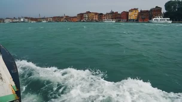 Meereswelle aus nächster Nähe, Blick vom Boot aus, Venedig, Italien. — Stockvideo