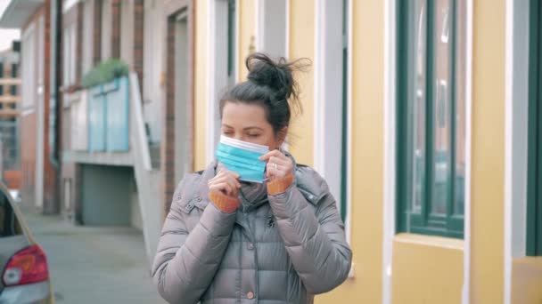 Kobieta w mieście ulicy zakładanie maski ochronnej twarzy — Wideo stockowe
