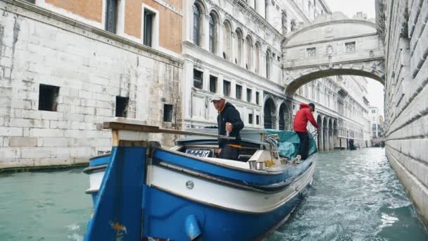 Вид на гондолу на воде под мостом Вздохов в Венеции — стоковое видео