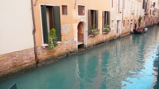 Canal con góndolas en Venecia — Vídeos de Stock