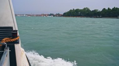 Ufukta Venedik şehri, tekneden manzara, Venedik, İtalya.