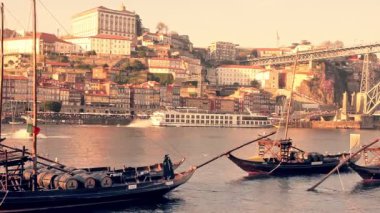 Douro nehri ve geleneksel tekneler, Porto, Portekiz 'de scooter jet ski.