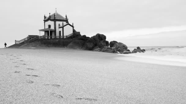 Capilla Senhor da Pedra en la playa de Miramar, Porto. Blanco y negro — Vídeo de stock