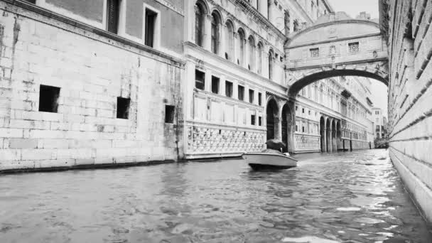 Zicht op gondel op het water onder de Brug der Zuchten in Venetië. Zwart-wit — Stockvideo