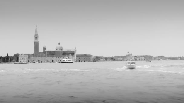 Canal Grande med San Giorgio Maggiore kyrka, Venedig, Italien. Svart och vitt. — Stockvideo