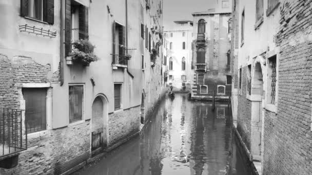 Kanaal met gondels in Venetië. Zwart-wit — Stockvideo