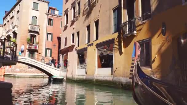 Traditional Gondola boat in canal, Venice, Italy — Stock Video