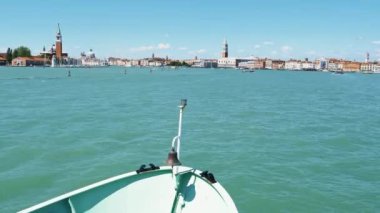 Venedik ufukta, tekne manzarası, Venedik, İtalya.