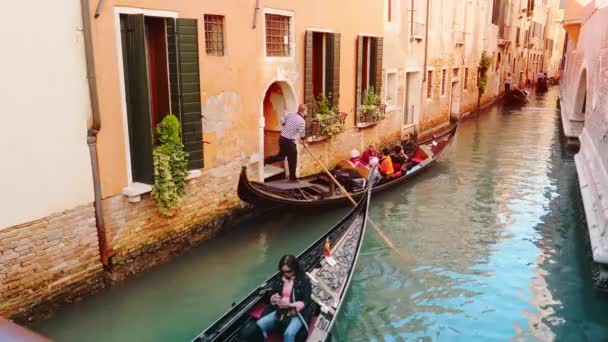 Barcos tradicionais de gôndola, Veneza, Itália — Vídeo de Stock