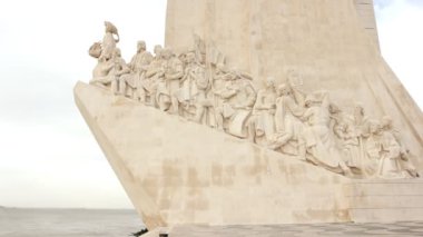 Lizbon 'daki Tagus Nehri üzerindeki Portekiz Keşif Gezileri Anıtı