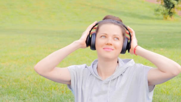 Bela mulher em fones de ouvido ouvindo música — Vídeo de Stock