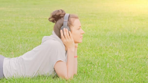 音楽を聴いている若い女性 — ストック動画