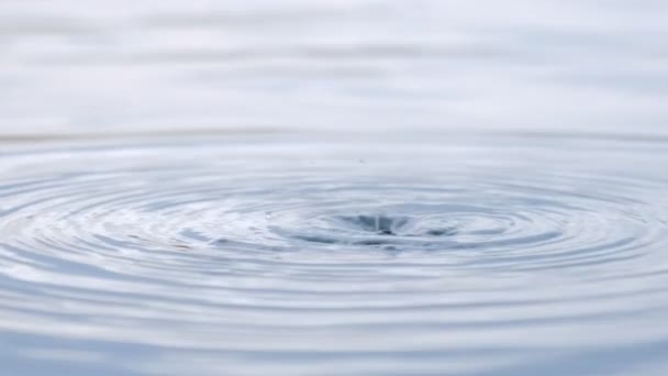 파도 위로 떨어지는 물 — 비디오