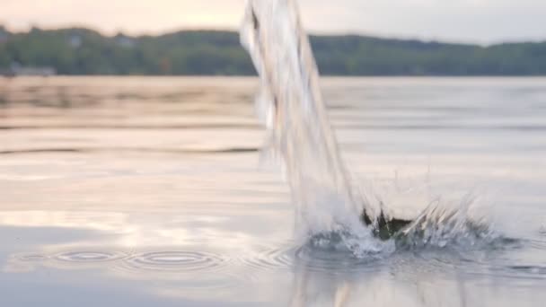 Golpes de chorro de agua en la superficie del agua — Vídeo de stock