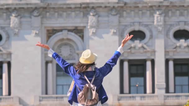 Touristin mit Hut und Rucksack im Zentrum von Porto hob die Hände — Stockvideo